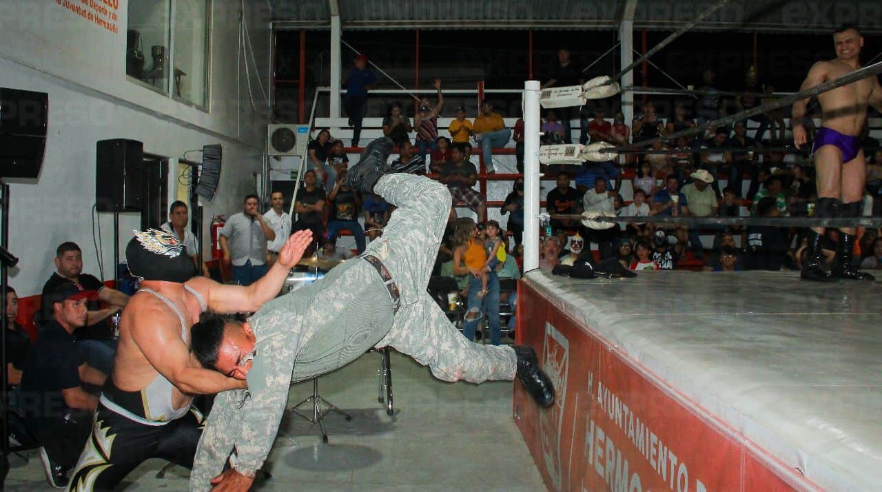 Luchadores y Bomberos se unen en la Cancha 4 en una lucha con causa