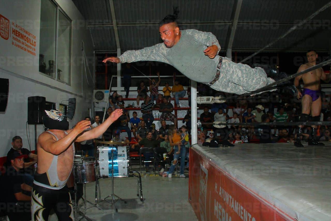 Luchadores y Bomberos se unen en la Cancha 4 en una lucha con causa