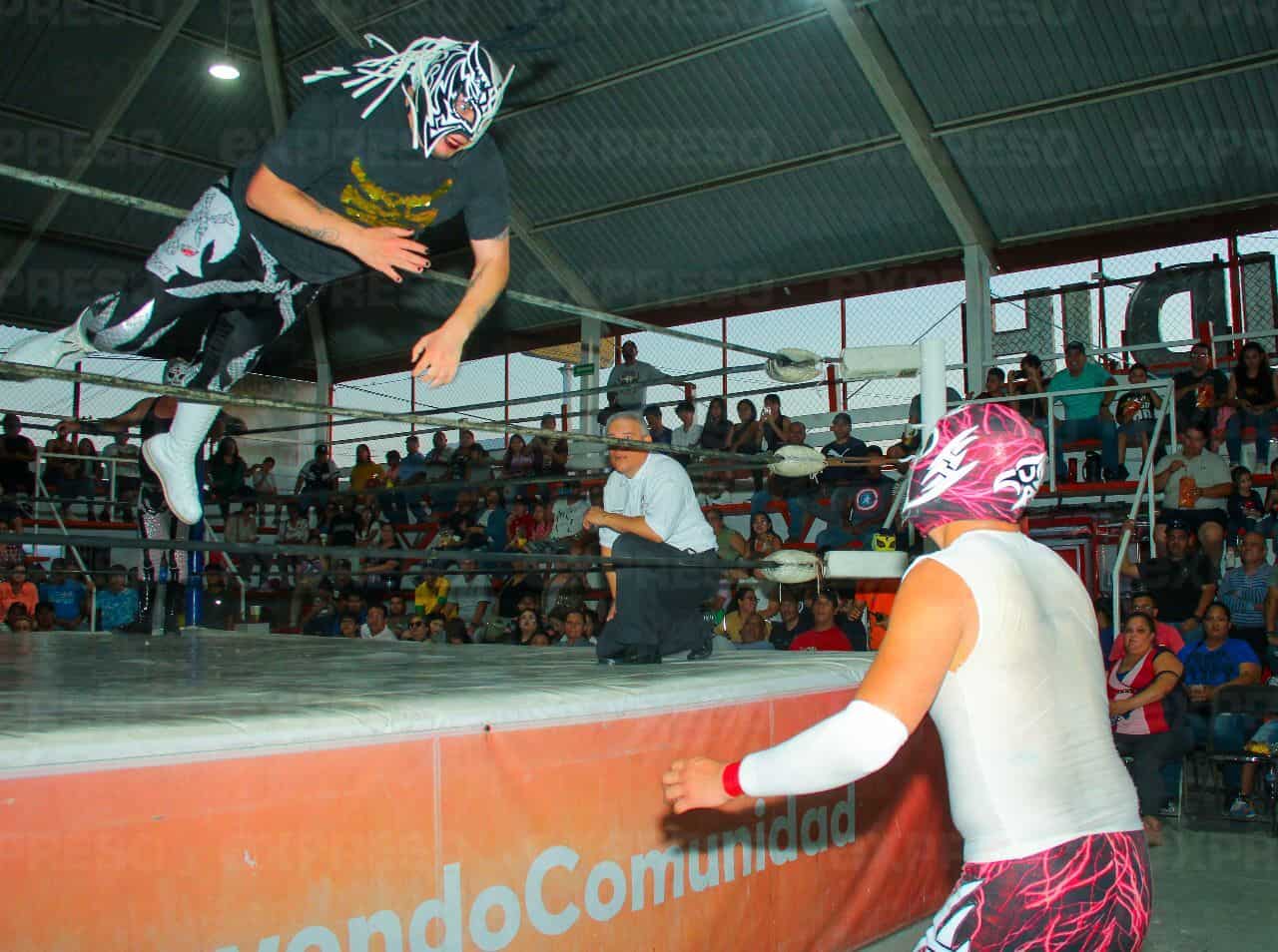 Luchadores y Bomberos se unen en la Cancha 4 en una lucha con causa