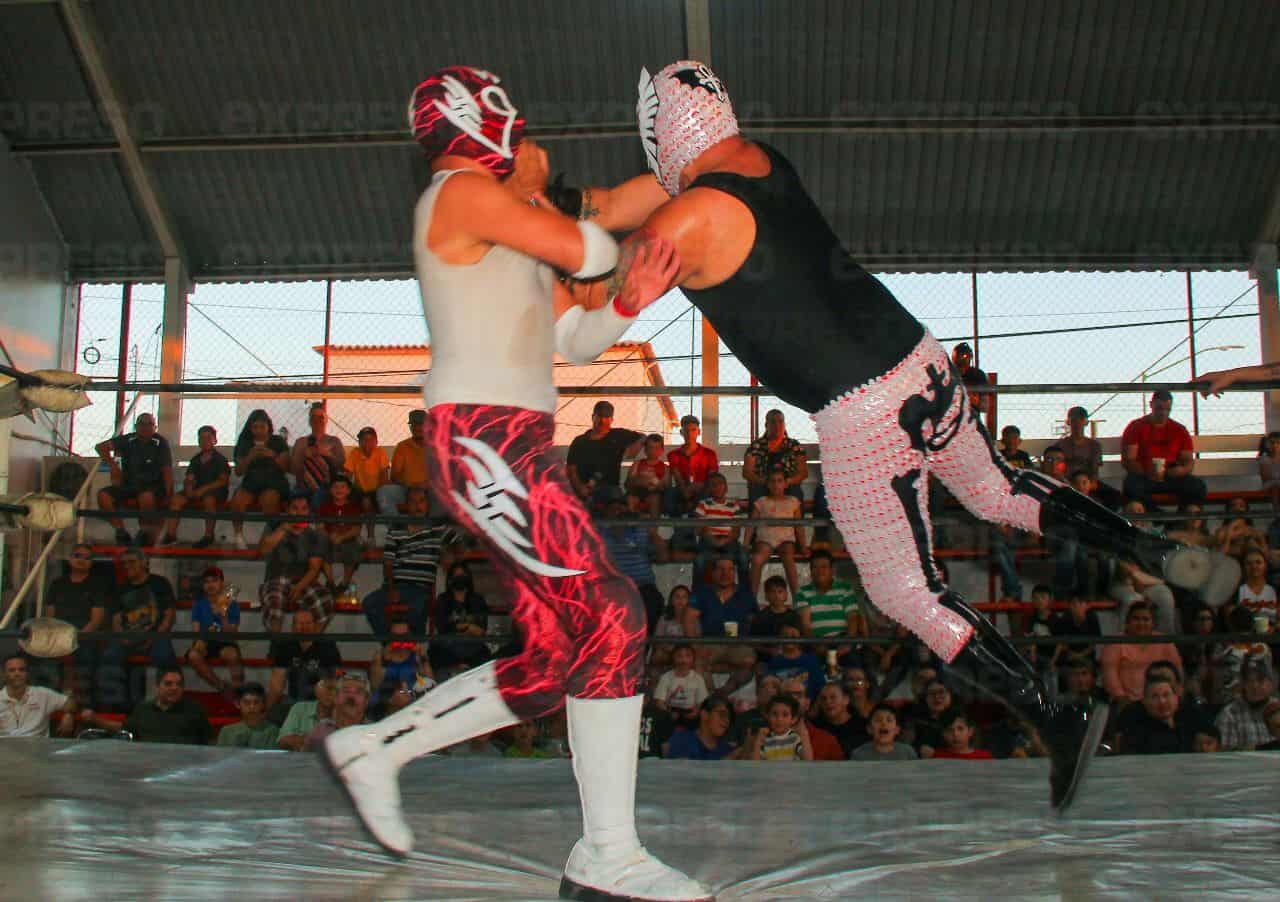 Luchadores y Bomberos se unen en la Cancha 4 en una lucha con causa