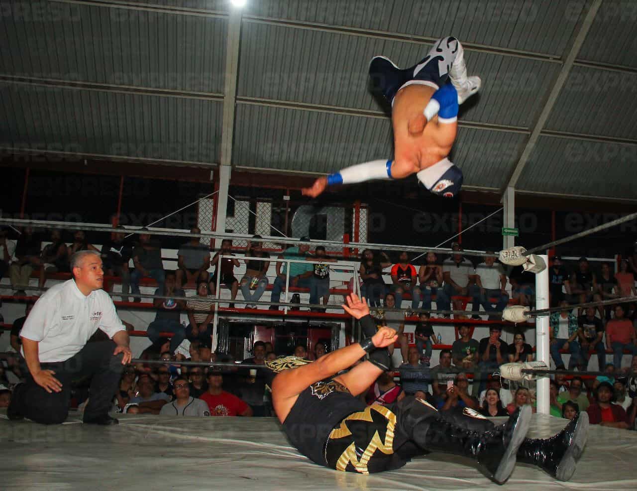 Luchadores y Bomberos se unen en la Cancha 4 en una lucha con causa