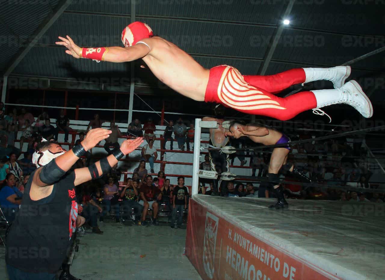 Luchadores y Bomberos se unen en la Cancha 4 en una lucha con causa