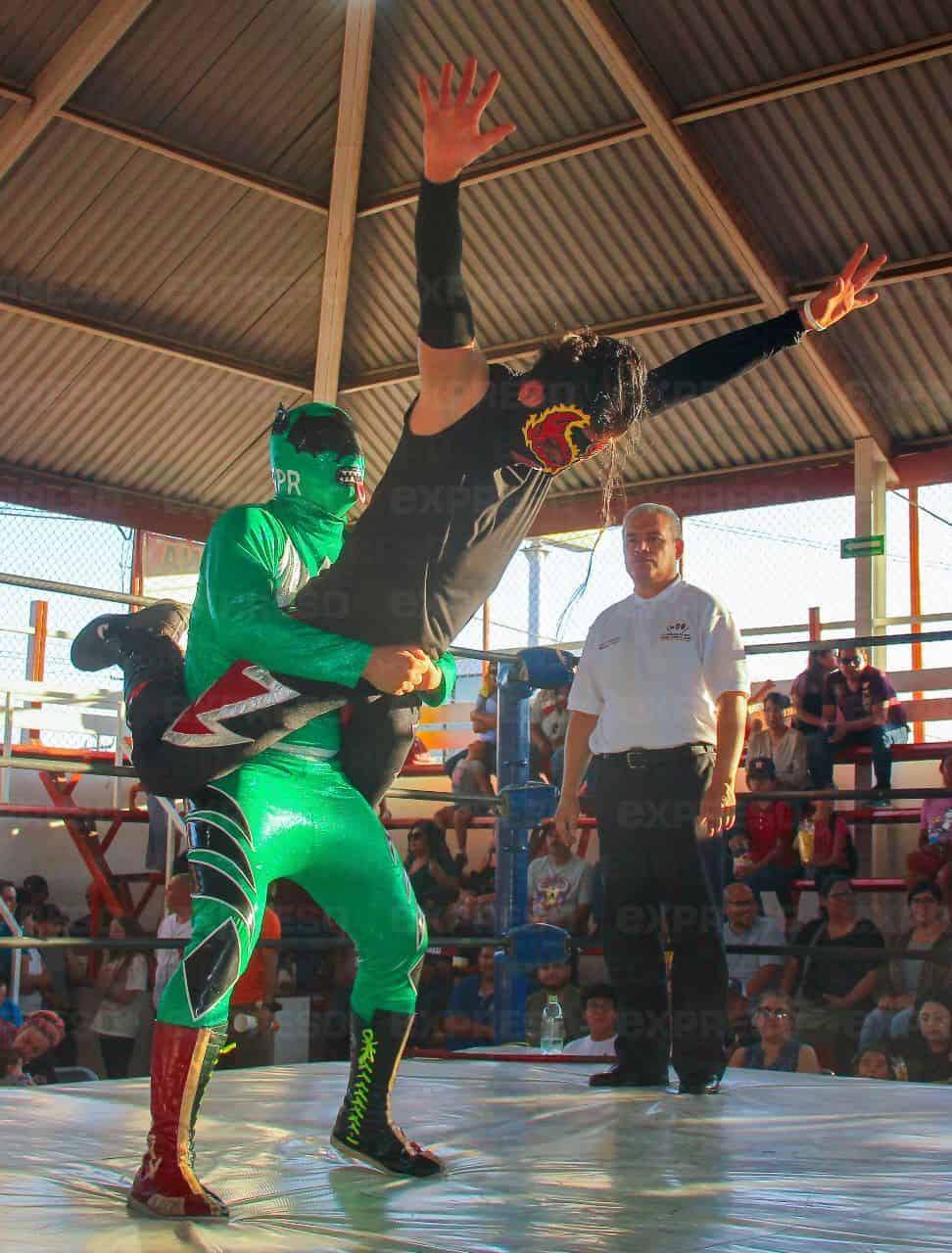 Luchadores y Bomberos se unen en la Cancha 4 en una lucha con causa