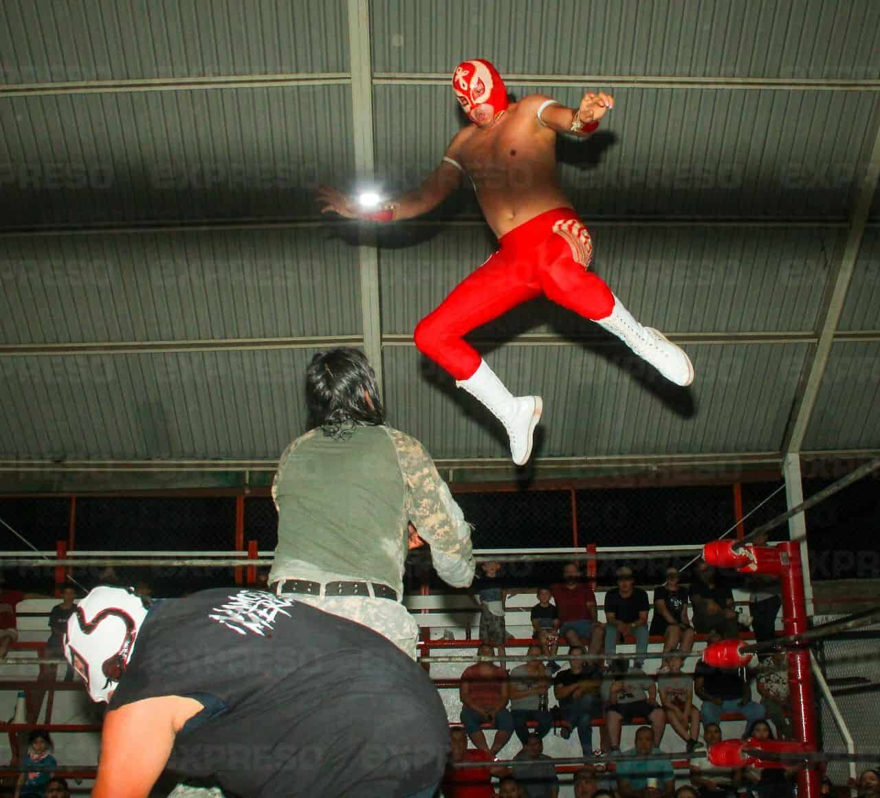 Luchadores y Bomberos se unen en la Cancha 4 en una lucha con causa
