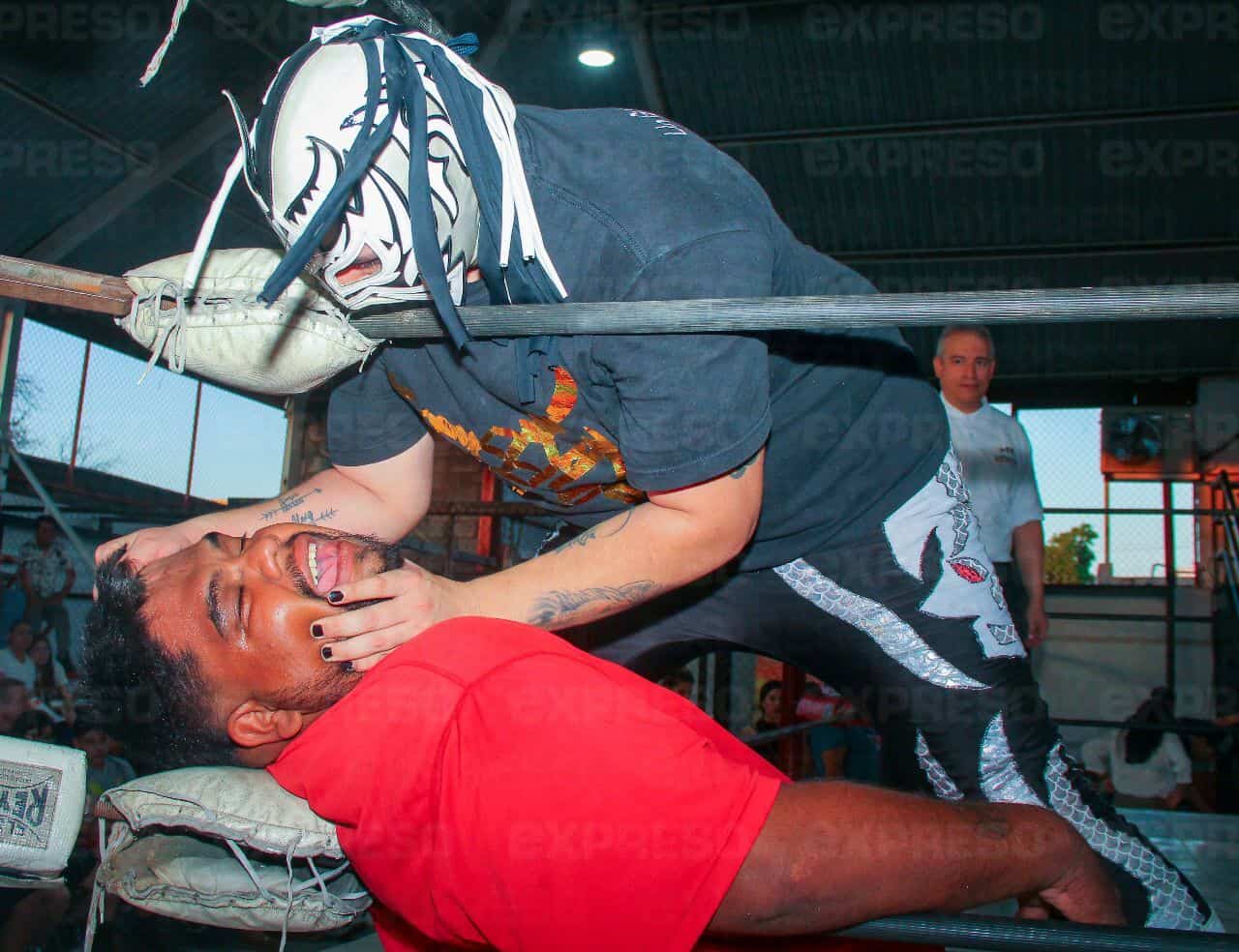 Luchadores y Bomberos se unen en la Cancha 4 en una lucha con causa