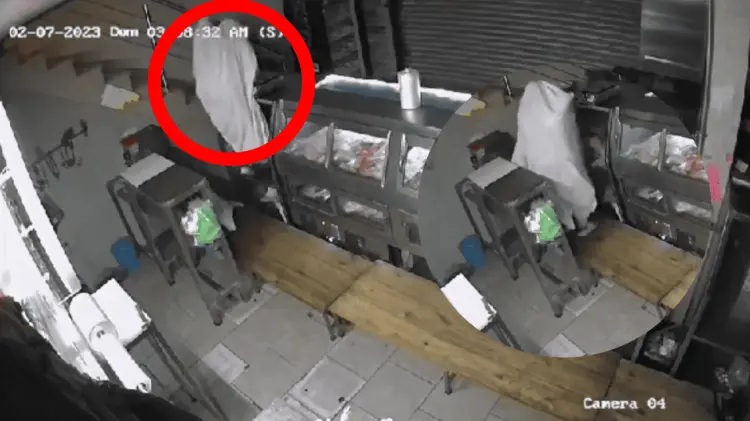 La persona que ingresó al establecimiento cubrió su identidad con una sábana. (Foto: Cortesía)