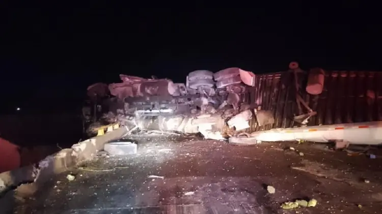 Trailer cargado de mango se volcó en carretera Navojoa-Los Mochis (Foto:John Castellón/EXPRESO)