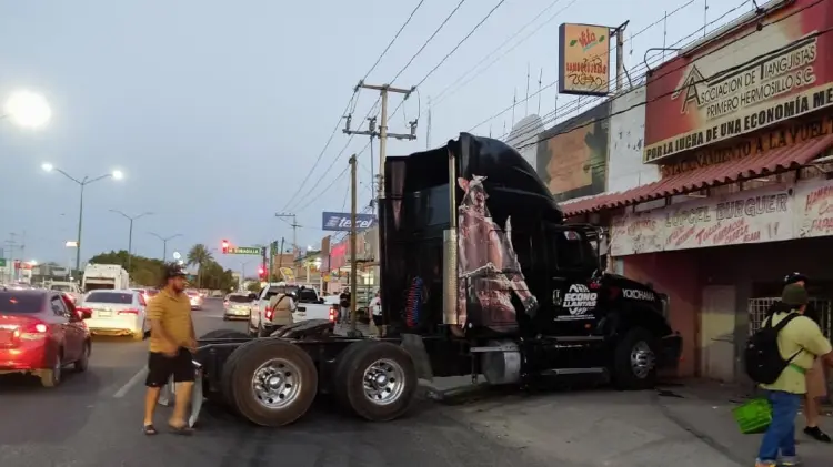 Trailer se estrella contra dos carros estacionados (Foto:Cristian Ruíz/EXPRESO)