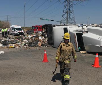 Trailer no soporta carga y termina volcado en bulevar Quiroga