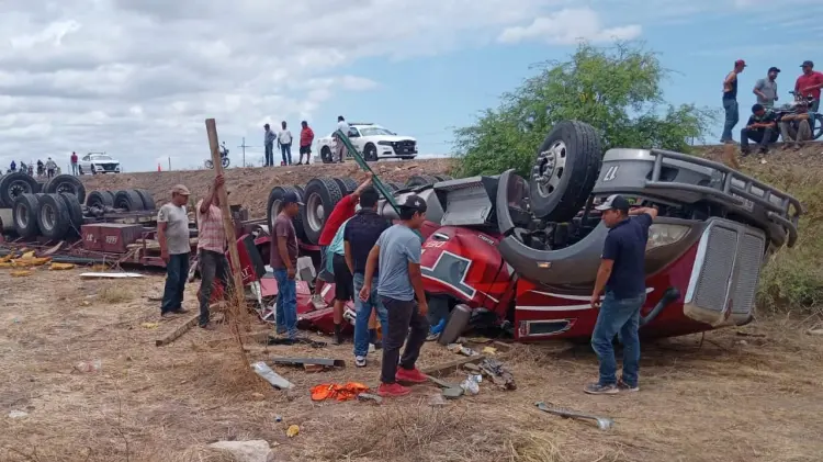 Vuelca tráiler cargado de varillas (Foto: Especial/EXPRESO)