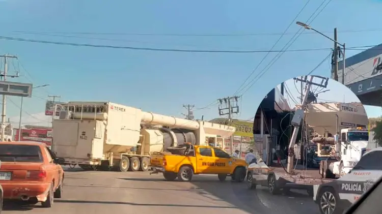 Camión provoca daños en poste de CFE (Foto: Especial/EXPRESO)
