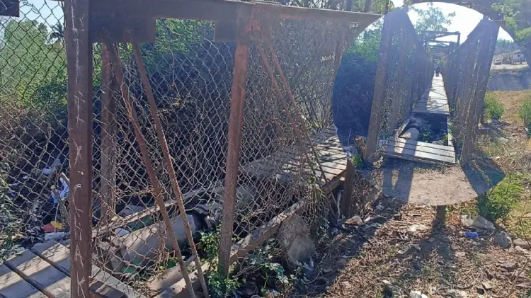 Puente peatonal pone en riesgo vida de navojoenses (Foto:John Castellón/EXPRESO)