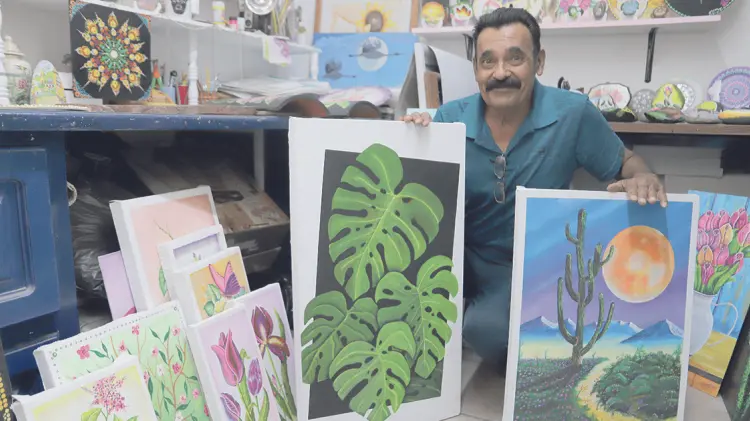 Eduardo presume una colección de más de 200 de sus obras. (Foto: Jesús Ballesteros/EXPRESO)
