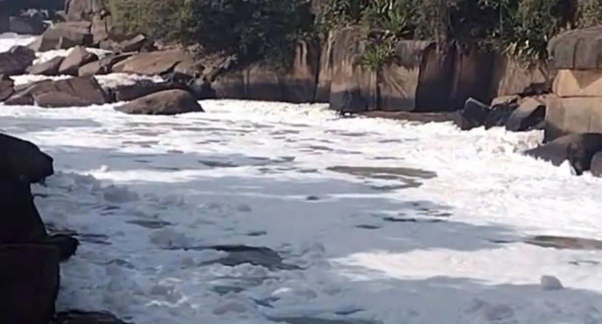 Espuma tóxica cubre un río en Brasil