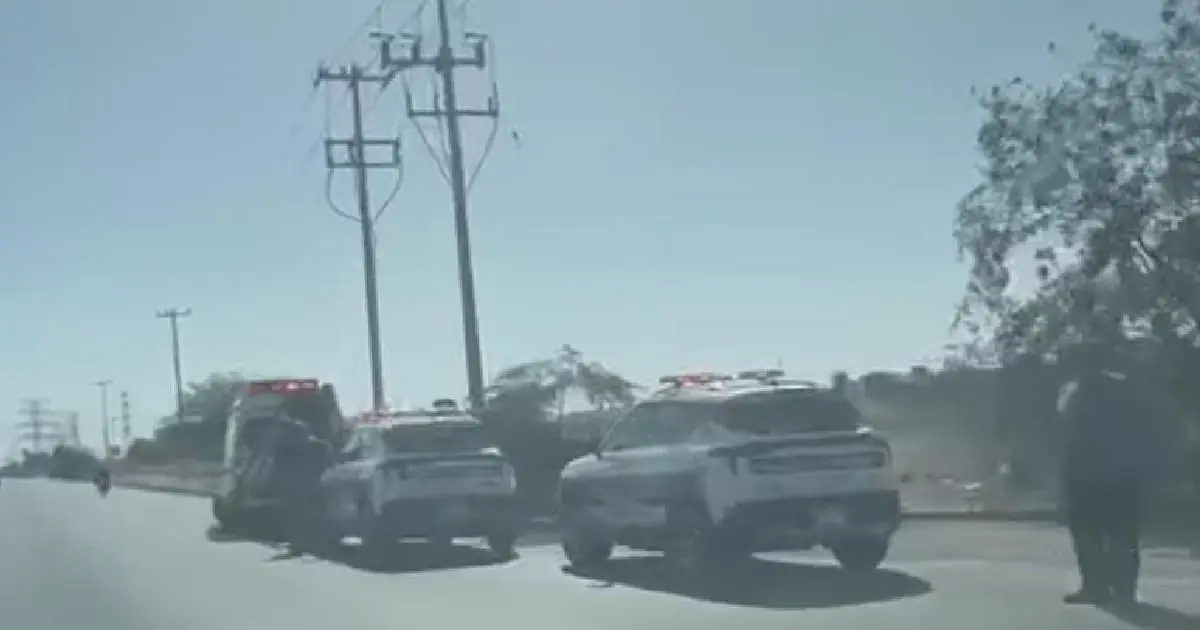 Camioneta termina volcada por exceso de velocidad en Camino del Seri