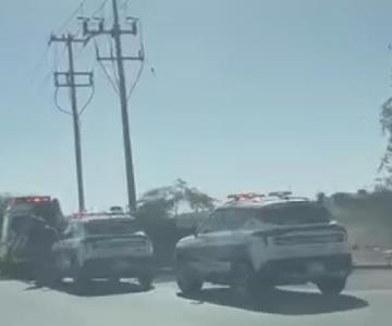 Camioneta termina volcada por exceso de velocidad en Camino del Seri