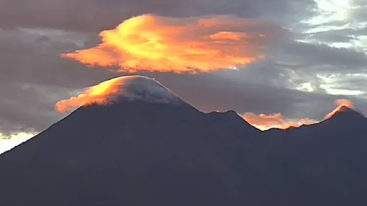 Captan nubes lenticulares alrededor del Popocatépetl (Foto:Especial/EXPRESO)