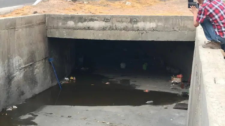 Hallan cuerpo sin vida de indigente en canal pluvial (Foto:Jesús Ballesteros/EXPRESO)