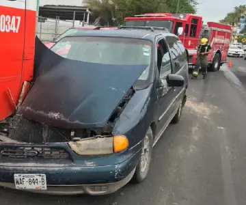 Una madre y su hijo resultan con lesiones al impactar camión urbano