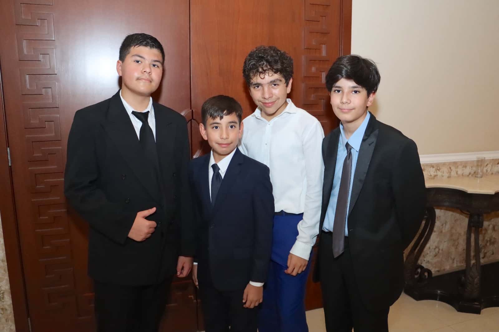 Jóvenes se gradúan de educación primaria en el Instituto Vanguardia
