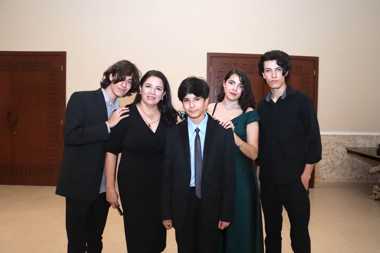 Jóvenes se gradúan de educación primaria en el Instituto Vanguardia