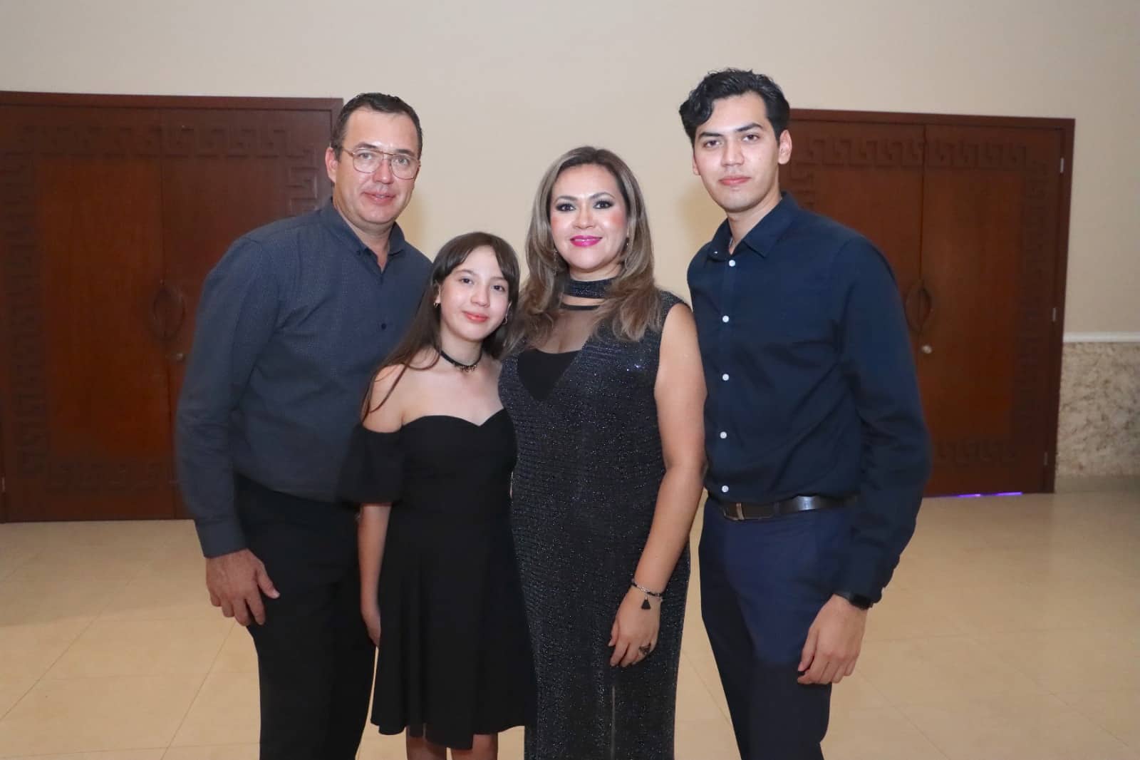 Jóvenes se gradúan de educación primaria en el Instituto Vanguardia