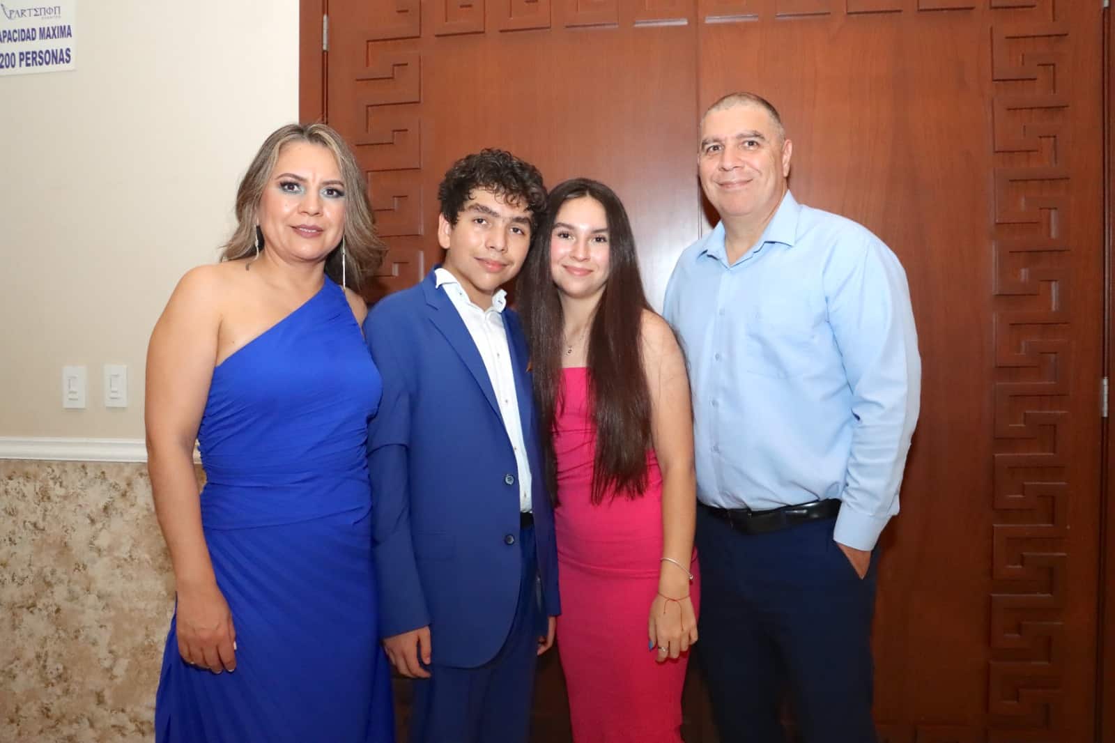 Jóvenes se gradúan de educación primaria en el Instituto Vanguardia