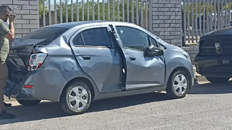 Colisión entre dos autos terminó en una volcadura en López Portillo (Foto:Tadeo Cruz/EXPRESO)