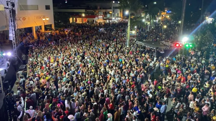 Navojoenses atiborraron la Plaza 5 de Mayo en la celebración del centenario. (Foto: Cortesía)