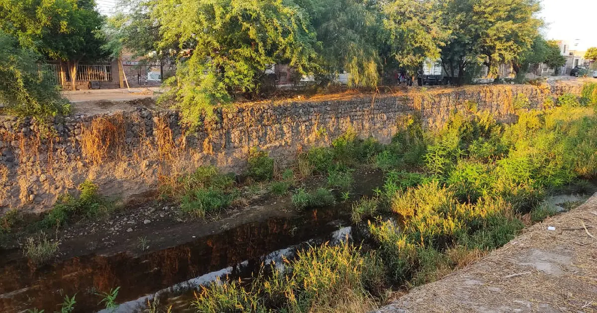 Indigente cae 2 metros hacia un canal pluvial en Mártires de Cananea
