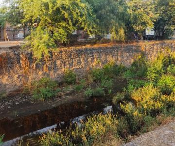 Indigente cae 2 metros hacia un canal pluvial en Mártires de Cananea