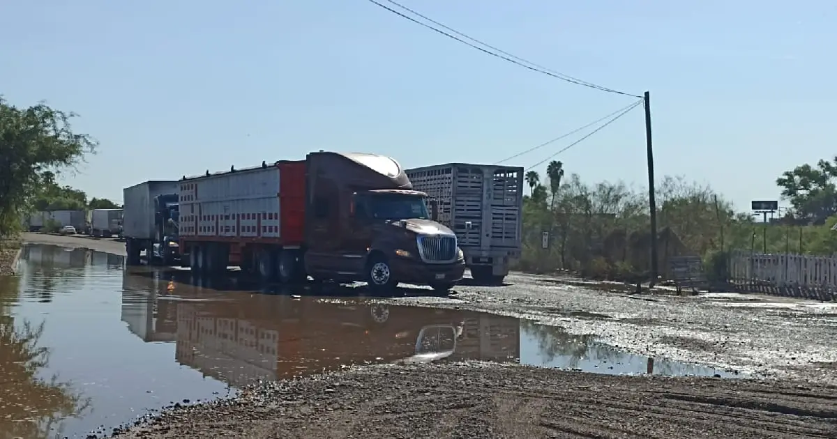 Periférico de Navojoa pone en riesgo a los automovilistas