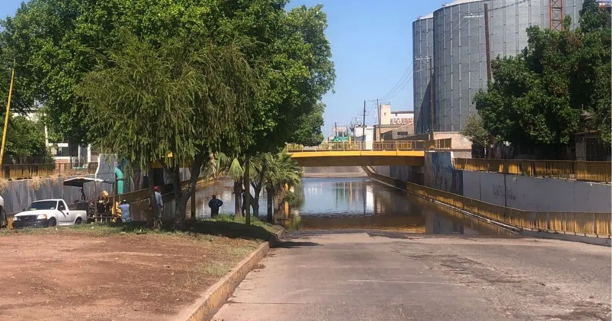 Continúan inundaciones en paso a desnivel de Obregón; bombas no funcionaron