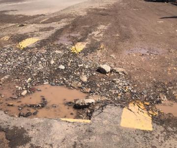 Lluvia genera gran bache en calle recién rehabilitada en Cajeme