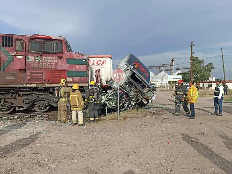 Tráiler es impactado y arrastrado por tren en Navojoa; hay un lesionado