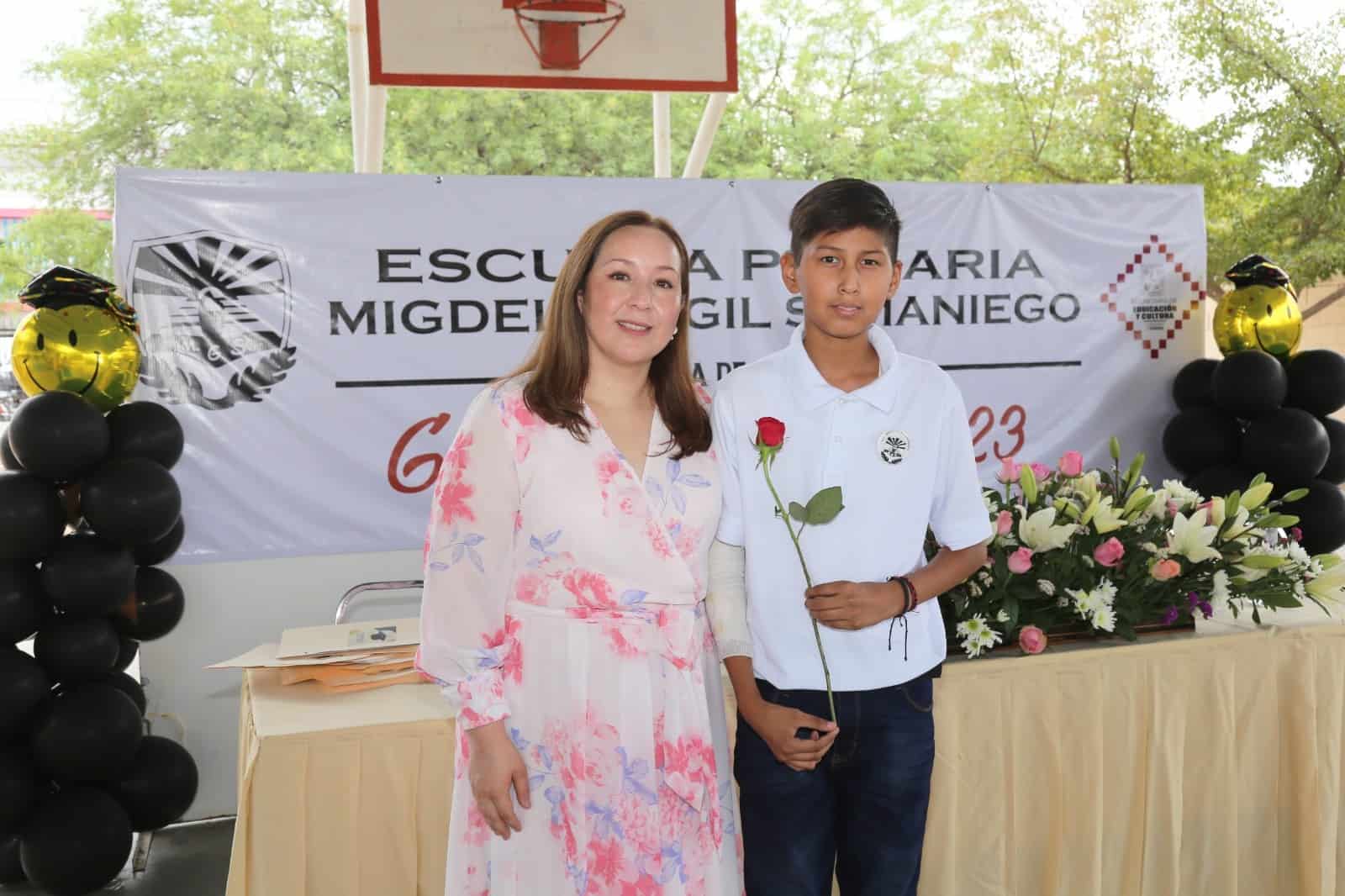 Luis Andrés Montaño se gradúa de primaria