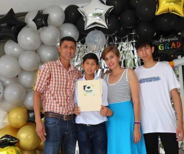 Luis Andrés Montaño se gradúa de primaria