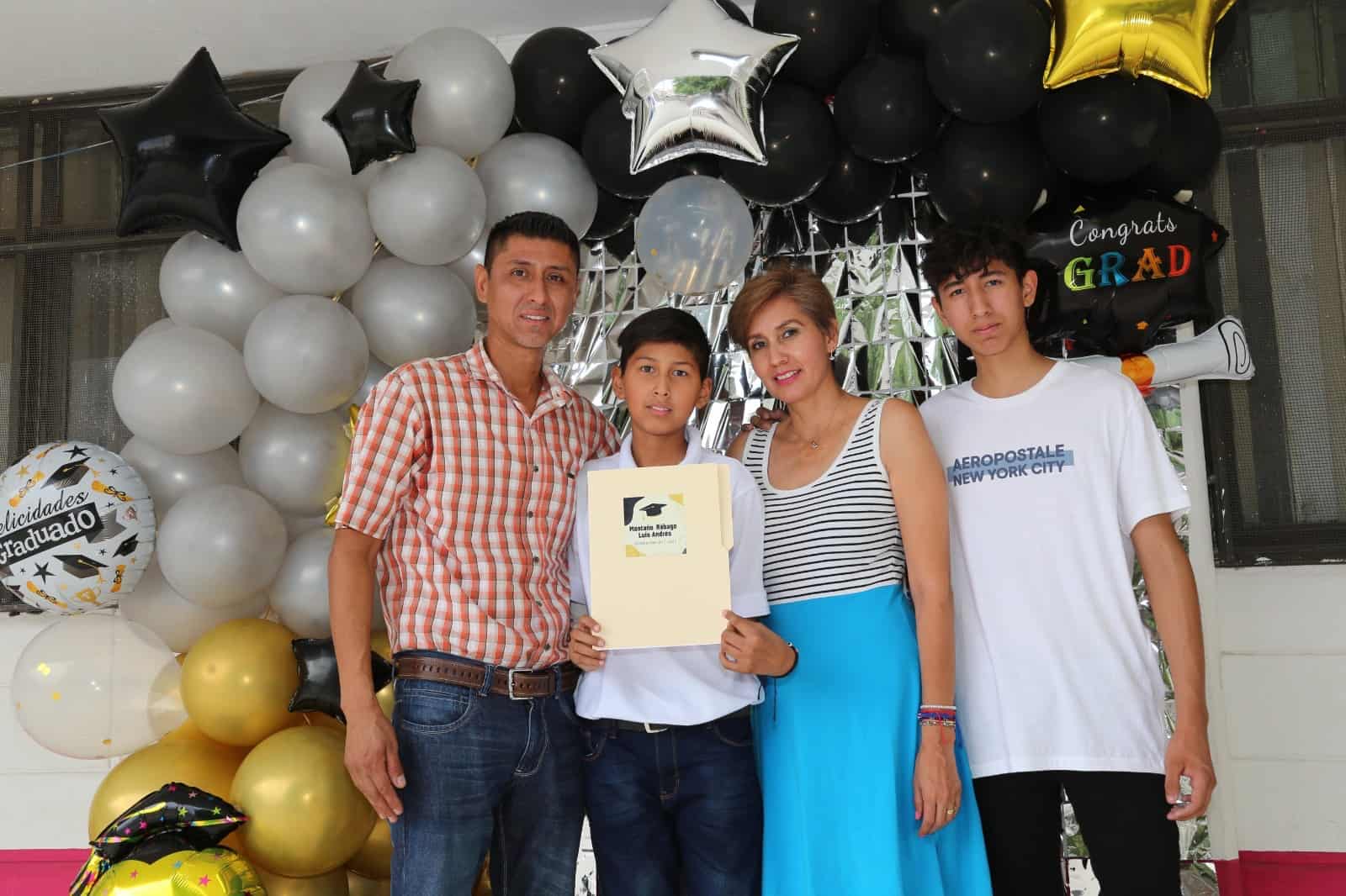 Luis Andrés Montaño se gradúa de primaria
