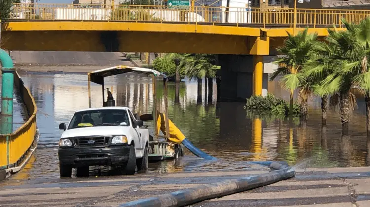 Las inundaciones en el paso a desnivel continúan. (Foto: Ana Camargo/EXPRESO)