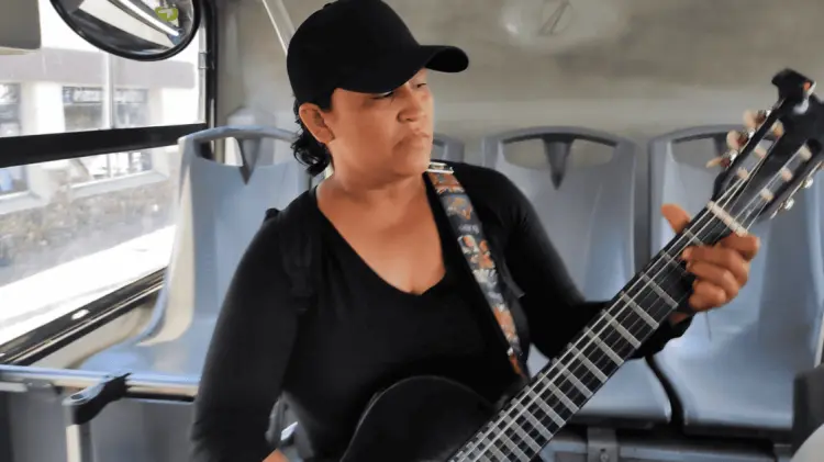 Carmen sube a los camiones para cantar a cambio de unas monedas. (Foto: Víctor Valido/EXPRESO)