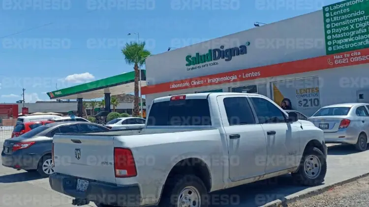 La mujer se desvaneció en el interior del consultorio. (Foto: Tadeo Cruz/EXPRESO)