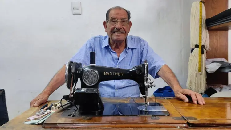Gustavo Rosas Olivas, conocido sastre en Hermosillo. (Foto: Víctor Valido/EXPRESO)