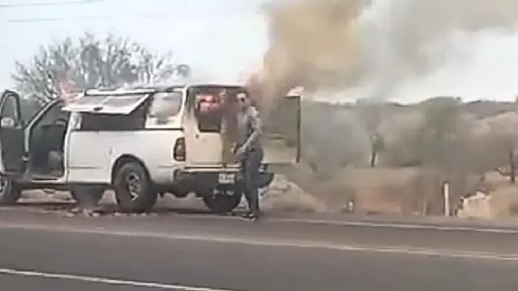 Bomberos combaten incendio de vehículo en Hermosillo-Bahía de Kino (Foto:Especial/EXPRESO)