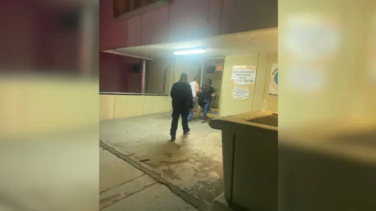 Policías apoyan a menor con picadura de alacrán (Foto:Especial/EXPRESO)