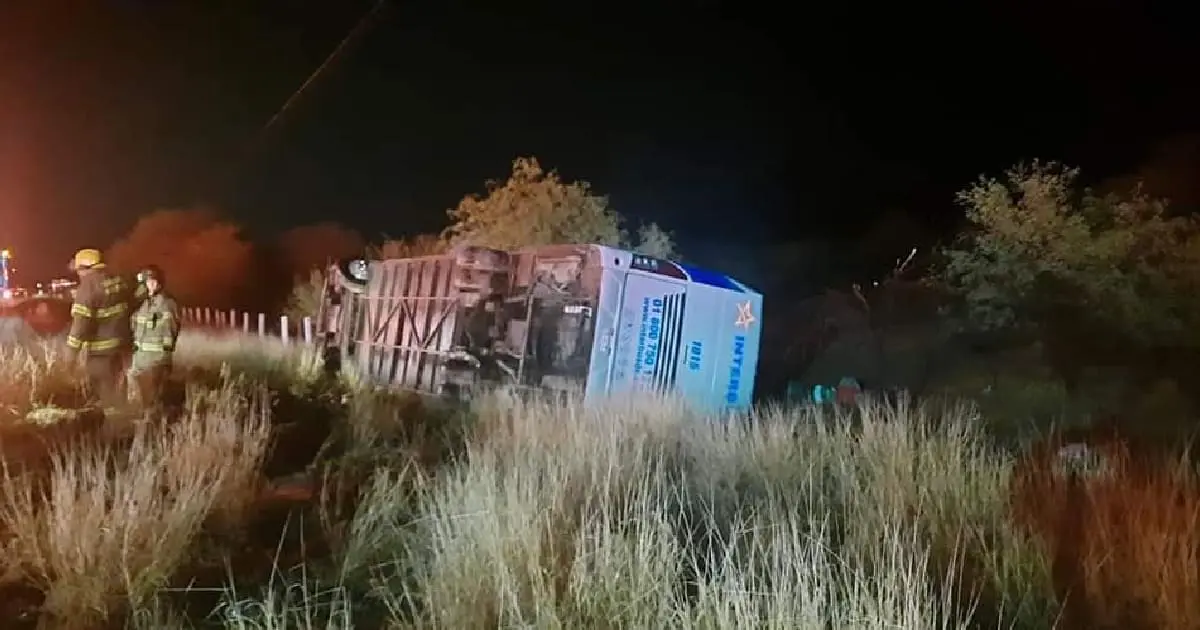 Autobús termina volcado por vientos en carretera Hermosillo-Guaymas