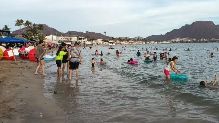 Vacacionistas disfrutan en Playa Miramar. (Foto:Blanca Ruelas/EXPRESO)