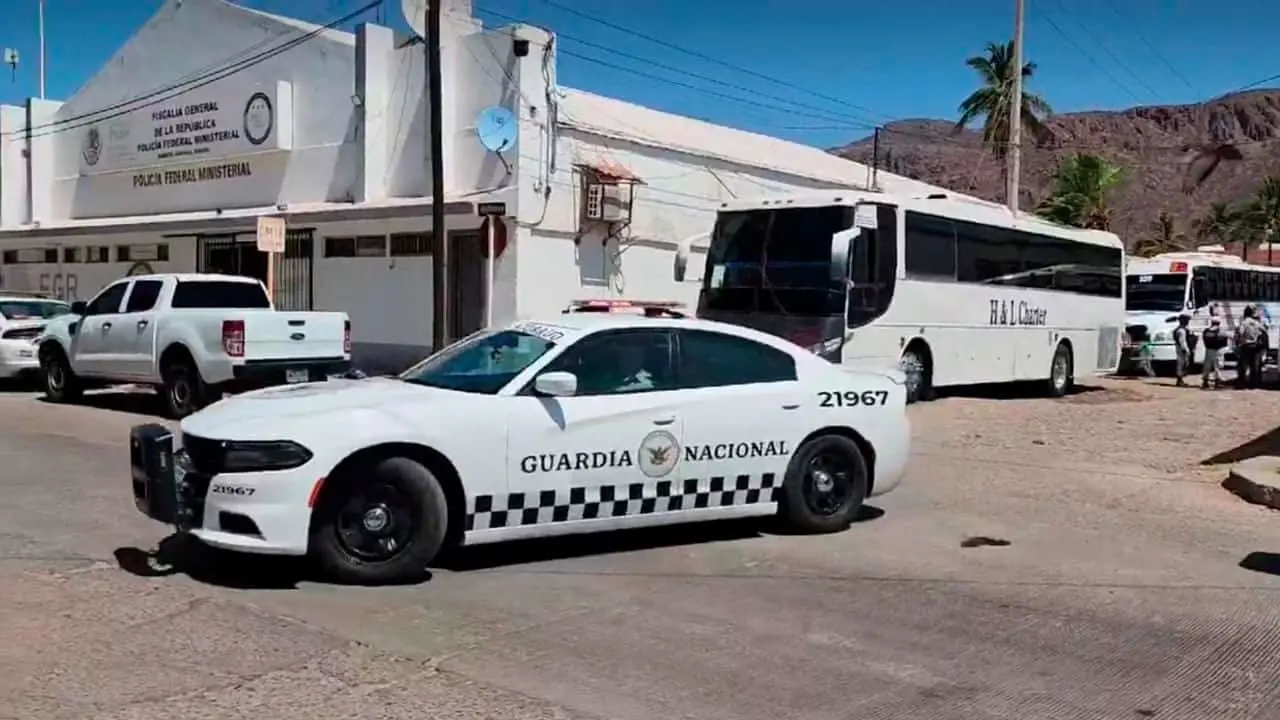 Localizan autobús con 129 migrantes en la carretera Guaymas- Hermosillo
