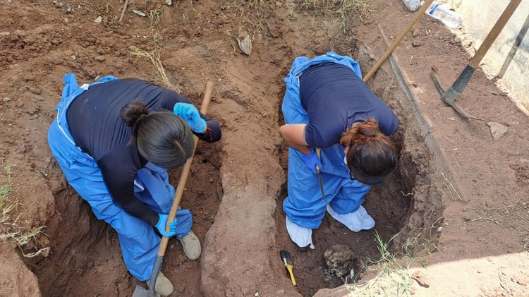 Colectivo recupera 8 cuerpos de panteón clandestino; buscan otros 7
