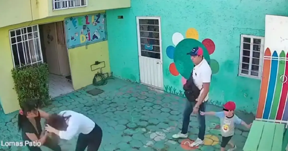 Padres de familia encañonan a maestra y empleada de escuela Frida Kahlo