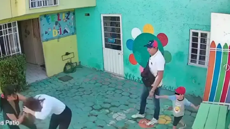 Padres de familia encañonan y golpean a maestra de escuela Frida Kahlo (Foto:Especial/EXPRESO)